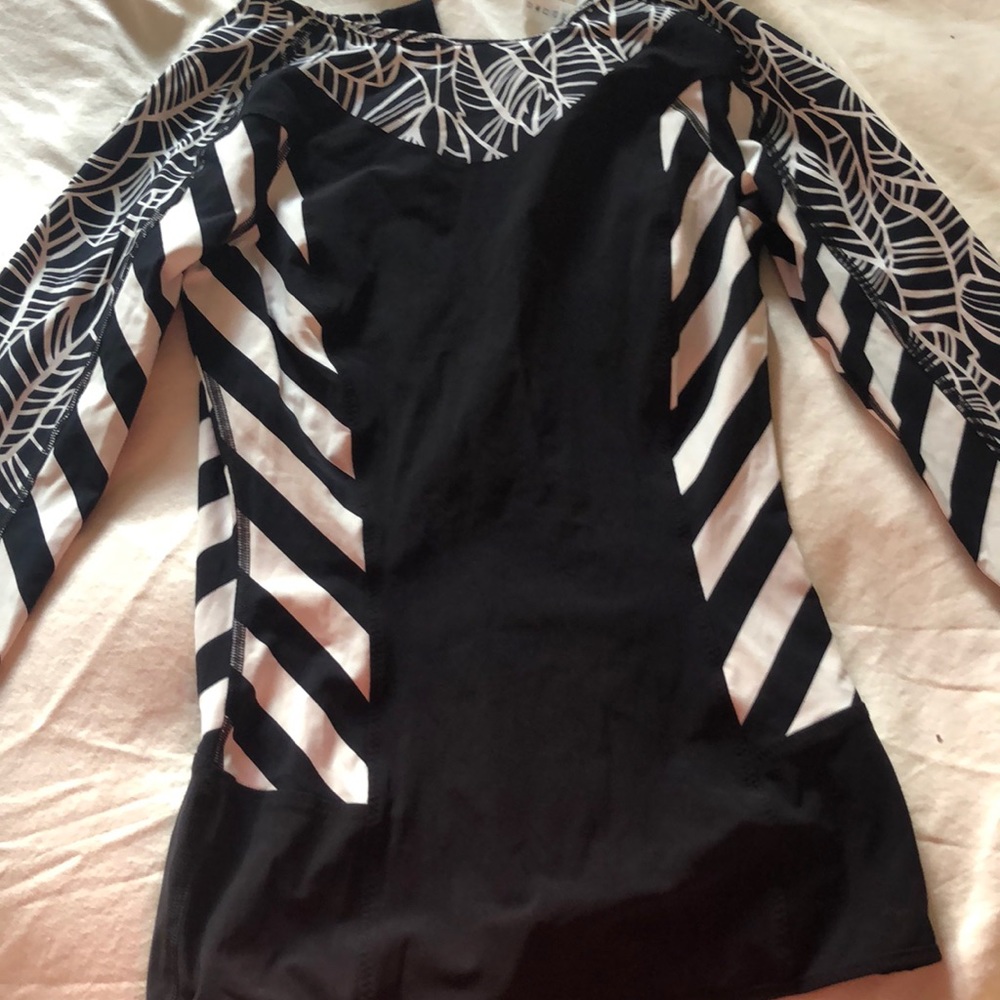 Lululemon long sleeve black with patterns